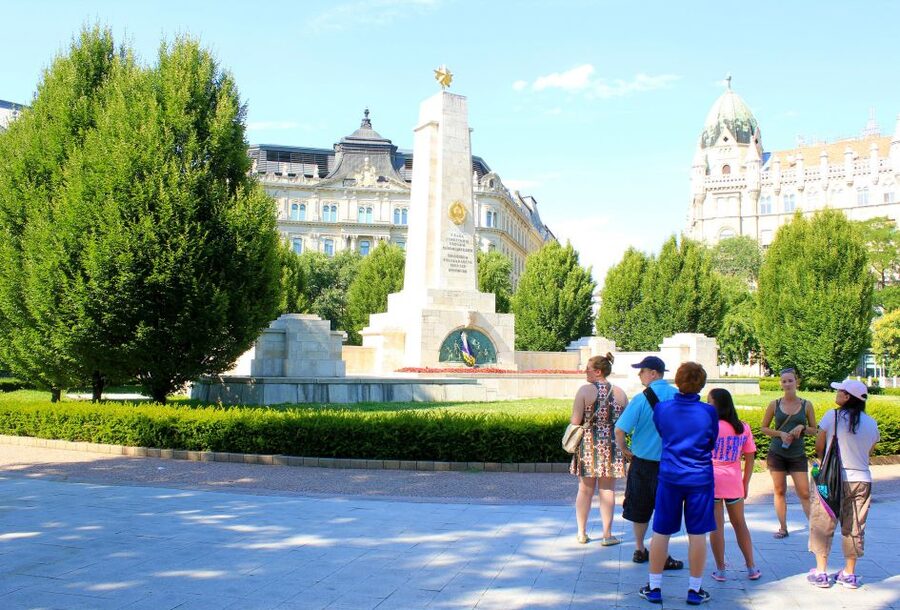 Budapest: Hammer & Sickle Communism Walking Tour - Starting in Deák Ferenc tér: Where the Walk Begins
