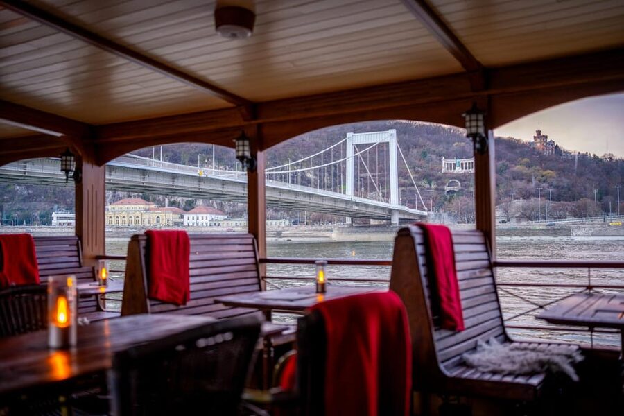 Budapest: Historic Cruise with Welcome Drink - The Audio Guide: QR Code on Your Phone, 30 Languages, Your Headphones