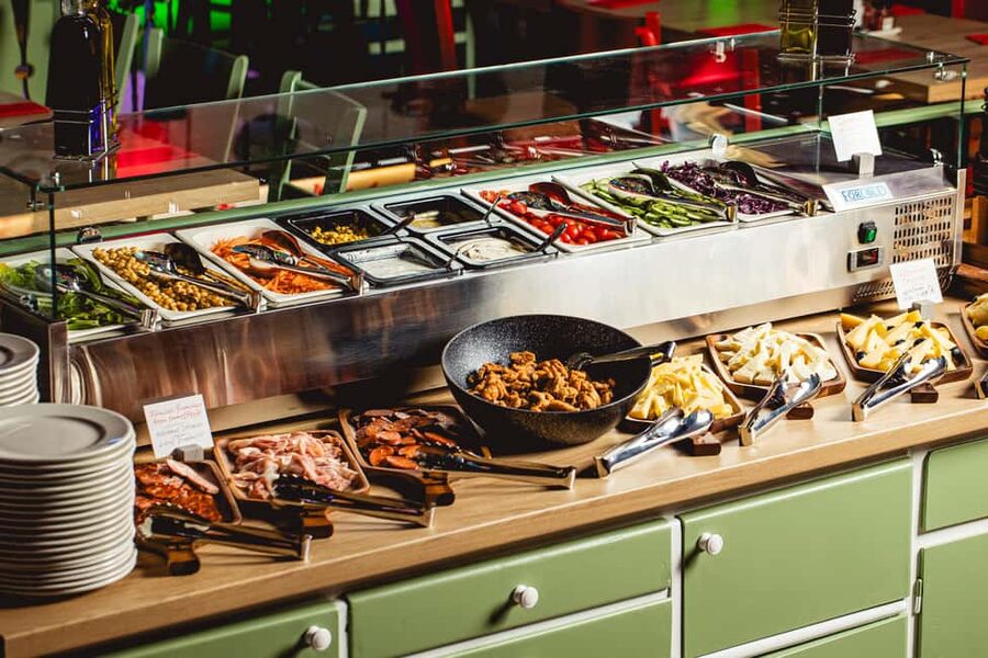 Budapest: Hungarian Dinner & Show with Unlimited Drinks - Buffet dinner that feels easy: what you get on the plate