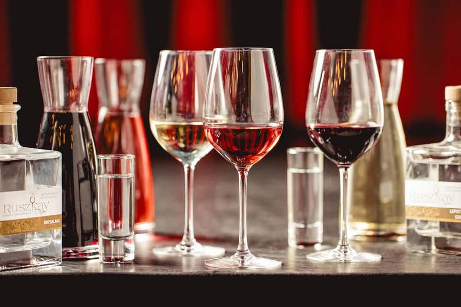 Budapest: Hungarian Dinner & Show with Unlimited Drinks - Unlimited drinks: what’s included and what costs extra