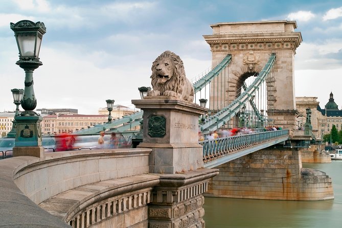Budapest in a Day Private Luxury Sightseeing Tour - Midday Break at Central Market Hall: Lunch and Souvenirs