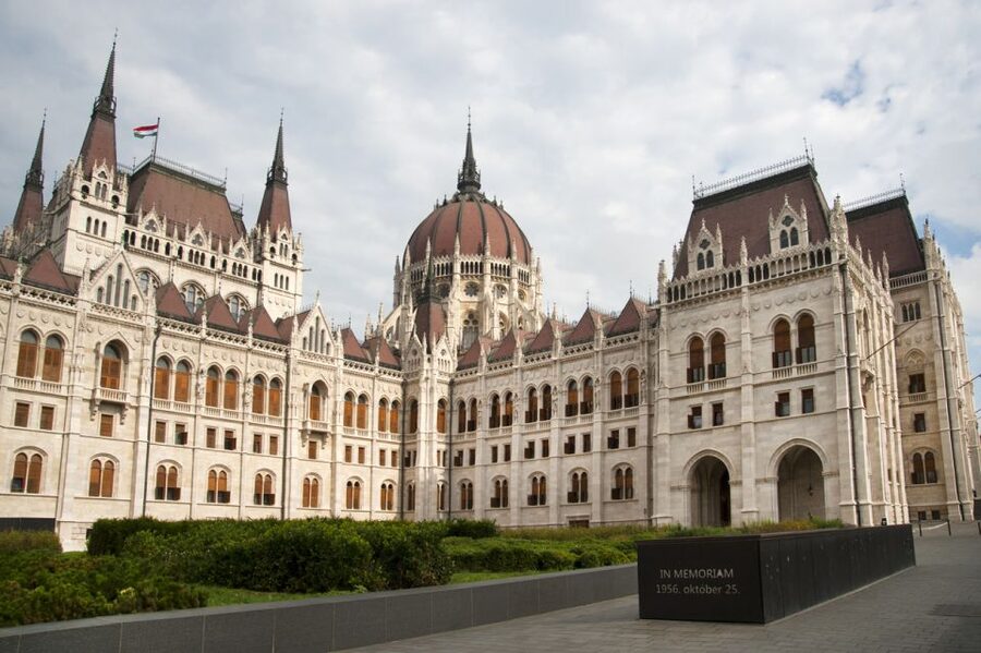 Budapest: Inner City Walking Tour in German - Shoes on the Danube Bank and the Walk Along the River