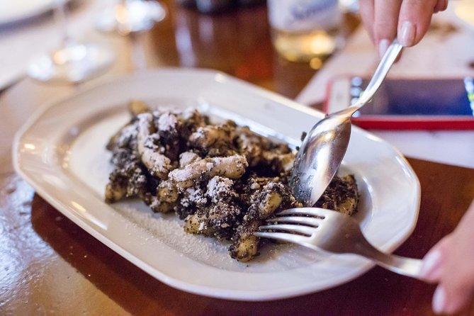 Budapest Jewish Cuisine & Culture Walk - Jewish lunch with solet and goose soup, plus wine and kosher pálinka