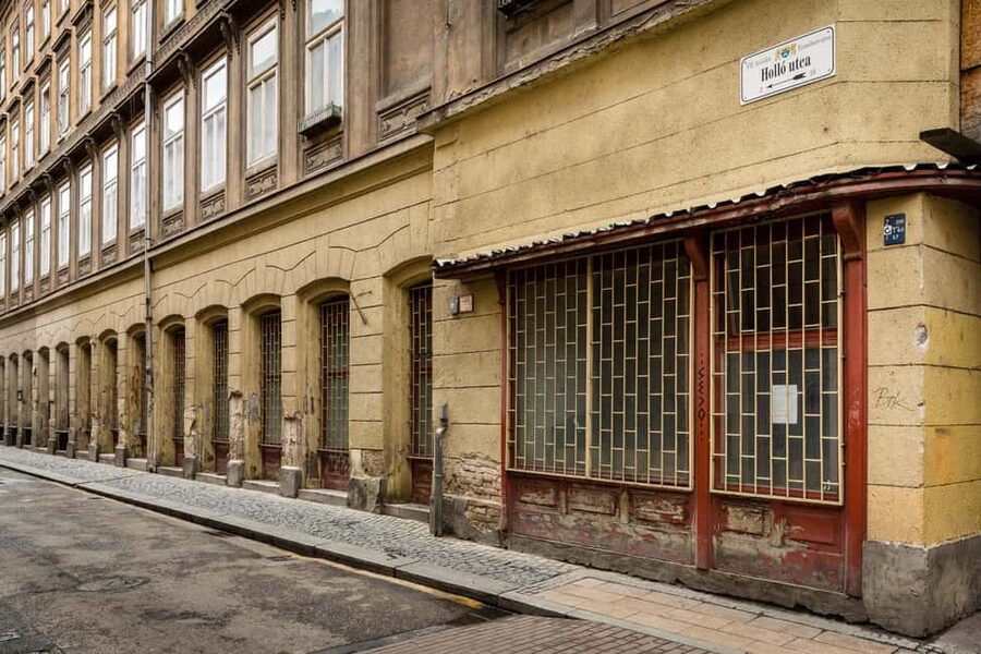 Budapest Jewish Ghetto History Private Guided Walking Tour - Walking Through Budapest’s Old Jewish Quarter, Then Into the Ghetto Memorial Wall