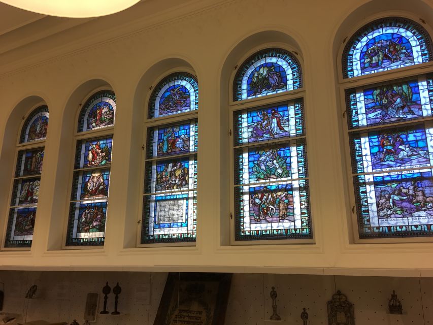 Budapest: Jewish Heritage Guided Tour with Synagogue Ticket - The guide matters: storytelling, questions, and local perspective