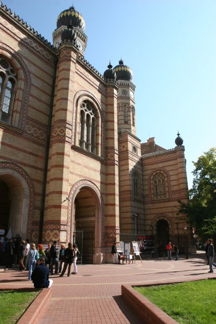 Budapest: Jewish Heritage Guided Tour with Synagogue Ticket - Dohány Street Synagogue: Europe’s largest synagogue, seen with context