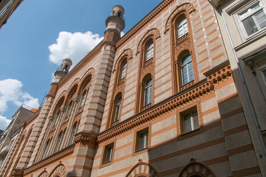 Budapest: Jewish Heritage Walking Tour with Historian Guide - Rumbach Street Synagogue: When Art History Becomes Personal
