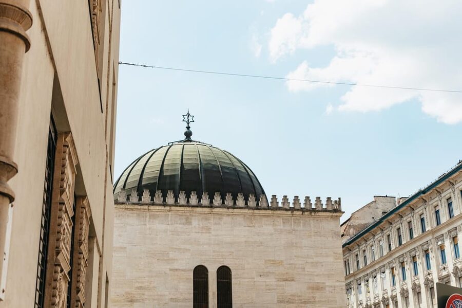Budapest: Jewish History Guided Walking Tour with Historian - Flódni and coffee: the most local 15 minutes you’ll spend all day