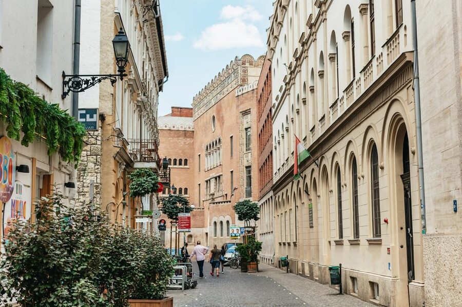 Budapest: Jewish History Guided Walking Tour with Historian - The 7th District Jewish Quarter: where stories cluster street by street