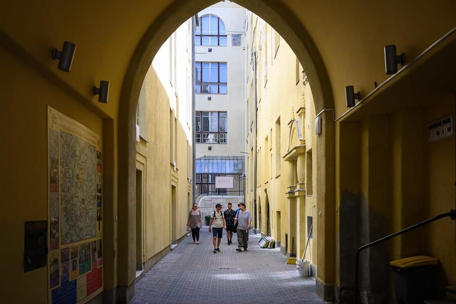 Budapest: Jewish History with Local Guide & Synagogue Ticket - Jewish Ghetto Wall Fragment: The Short Stop That Makes History Real