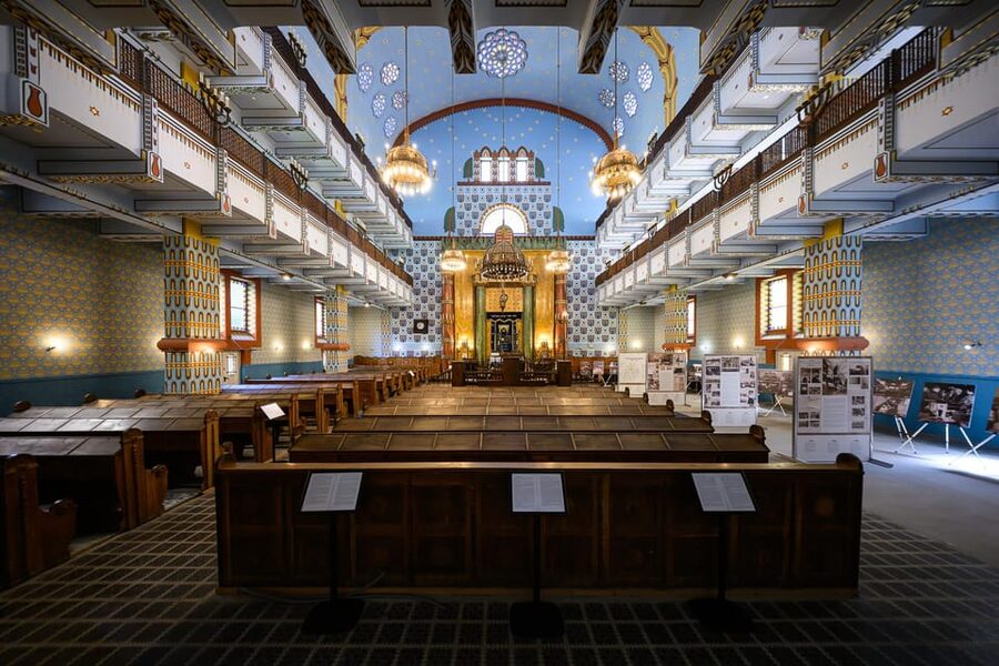 Budapest: Jewish History with Local Guide & Synagogue Ticket - Kazinczy Street Synagogue: The Art-Nouveau Interior With Gallery Access