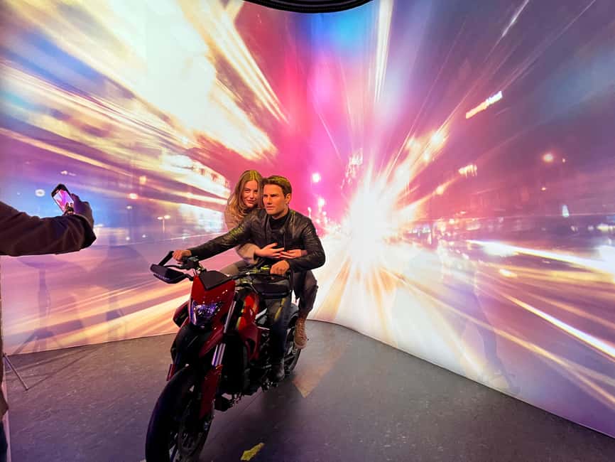 Budapest: Madame Tussauds Ticket + POP&ROLL Access - Cinema Café LED walls: bike props and movie-scene photos