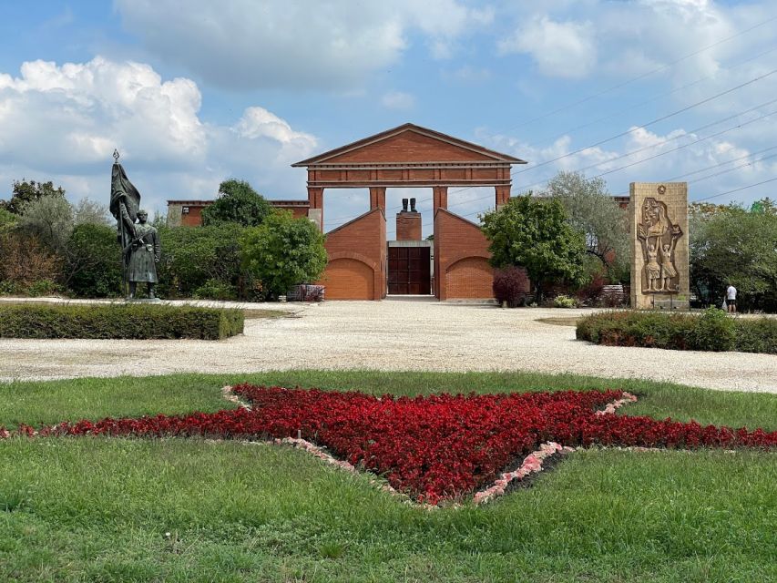 Budapest: Memento Park and Icons of Communism Guided Tour - Stalin’s Grandstand and the Boots of Stalin: the scene you can feel