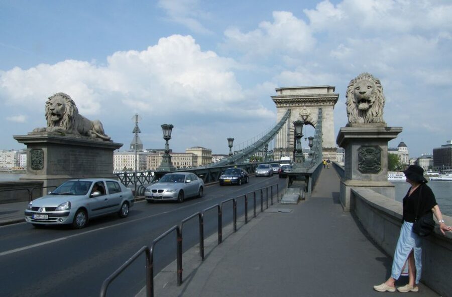 Budapest: Multilingual Highlights Tour - Guides, Language, and Group Size: The Difference Between Seeing and Understanding