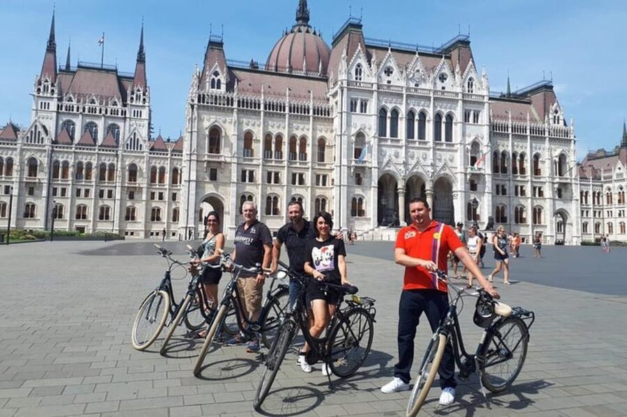 Budapest : Must-see attractions walking tour - St. Stephen’s Basilica and Square: architecture first, then the fun details