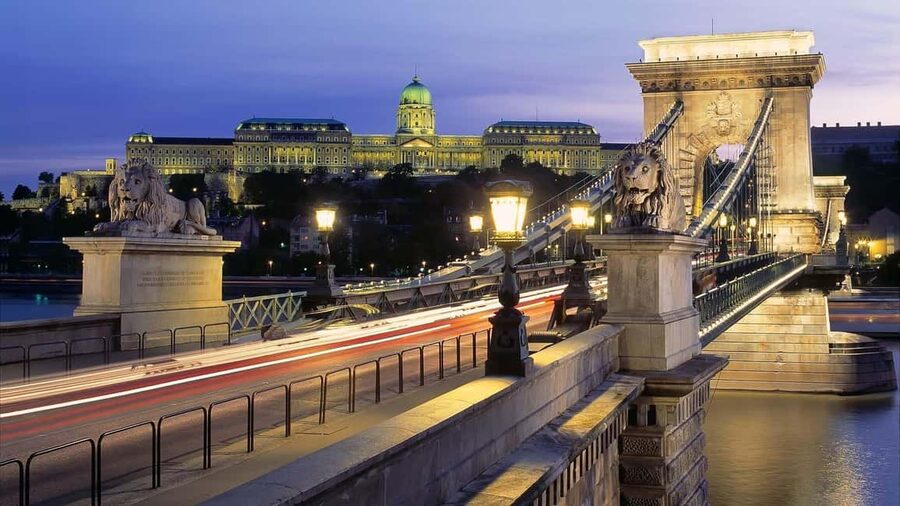Budapest Night Tour in Spanish and Danube Boat Ride (optional) - Key takeaways before you go