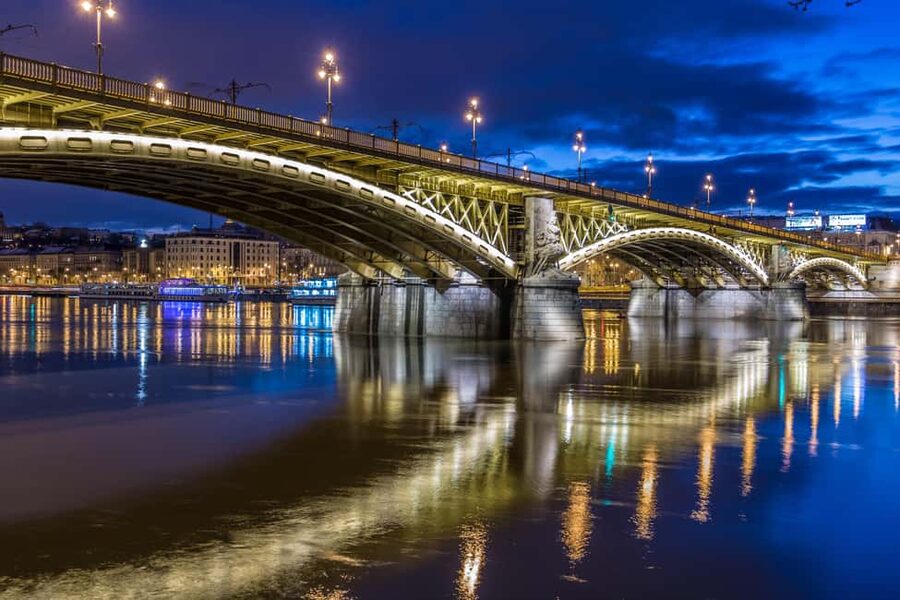 Budapest Night Tour in Spanish and Danube Boat Ride (optional) - St. Stephen’s Basilica at night: your visual anchor