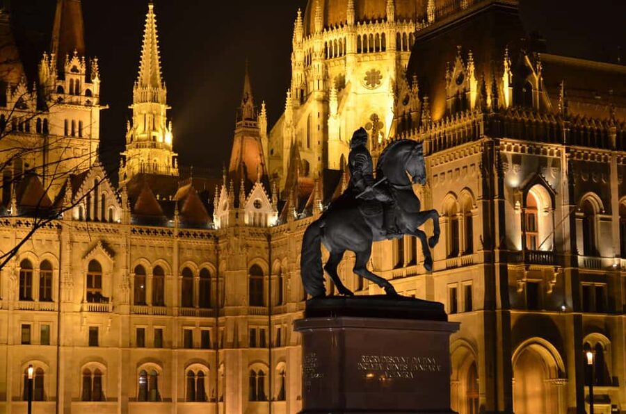 Budapest Night Tour in Spanish and Danube Boat Ride (optional) - Toward the Danube: Margaret Bridge and the final approach