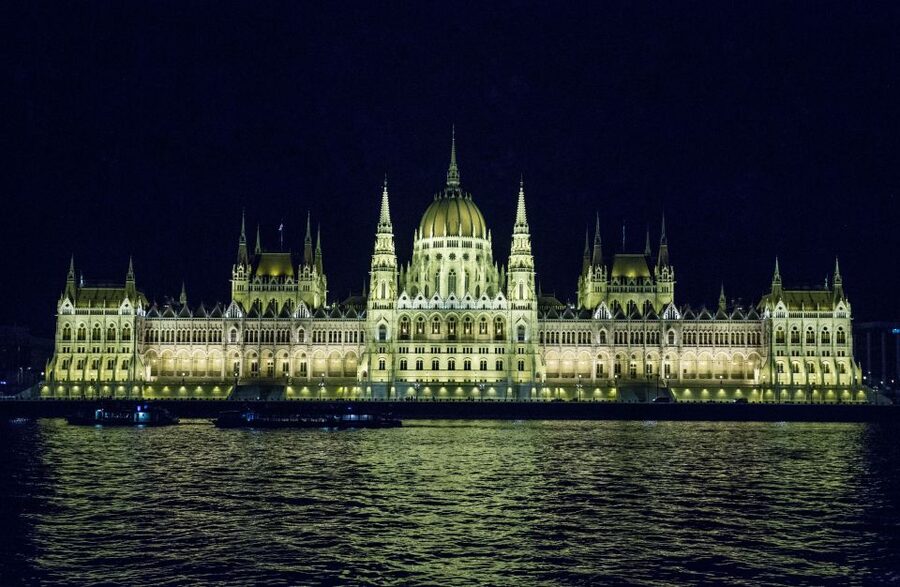 Budapest: Night Walking Tour with Danube River Cruise - Guides Matter: The Difference Between Facts and a Story