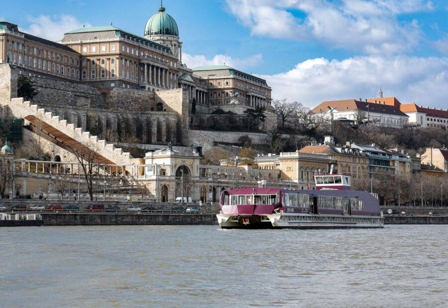 Budapest: Nighttime or Daytime Sightseeing Cruise - Audio Guide and Screens: Learn Without Making It Work