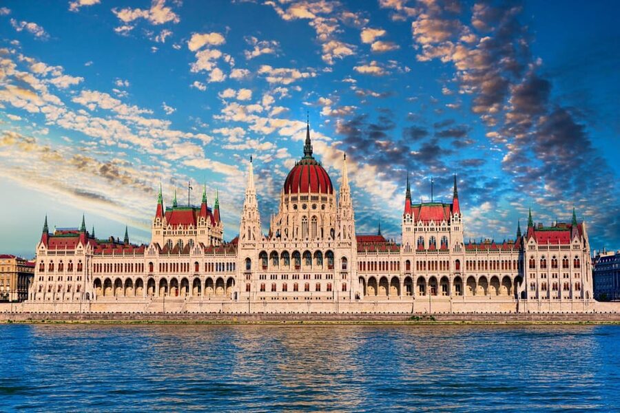 Budapest Old Town and Top Attractions Private Walking Tour - St. Stephen’s Basilica: what to notice on the way in