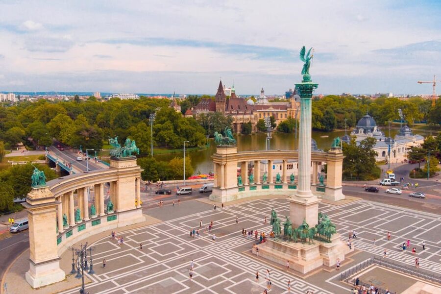Budapest Old Town and Top Attractions Private Walking Tour - The Chain Bridge finish: views, engineering pride, and symbolism