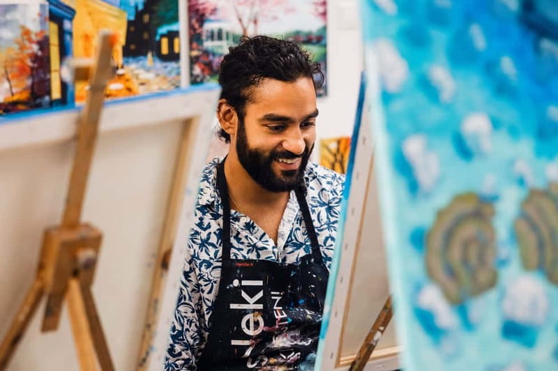 Budapest: Paint and sip experience - Picking your painting and supplies: frame or rolled canvas