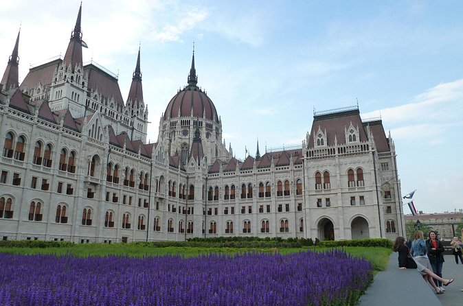 Budapest Pest side tour: Days of Glory - Liberty Square Details and the Parliament Building Story