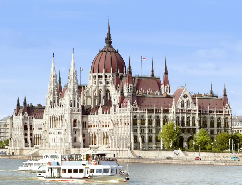 Budapest: Private Walking Tour of City with Spanish Guide - Meeting Point Freedom and a Teal-Umbrella Welcome