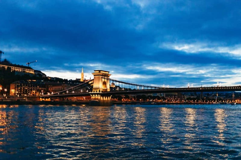 Budapest: Prosecco Dinner Cruise with Live Music - Live show: folk dance energy or piano mood
