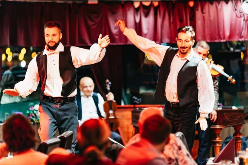 Budapest: Prosecco Dinner Cruise with Live Music - Logistics that affect your comfort: meeting point and what not to bring