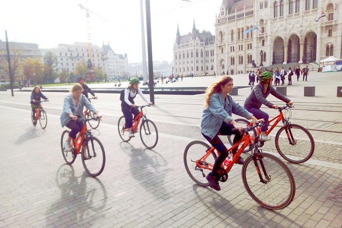 Budapest relaxed bicycle tour at sunset - Széchenyi Lánchíd (Chain Bridge) at sunset: the highlight moment
