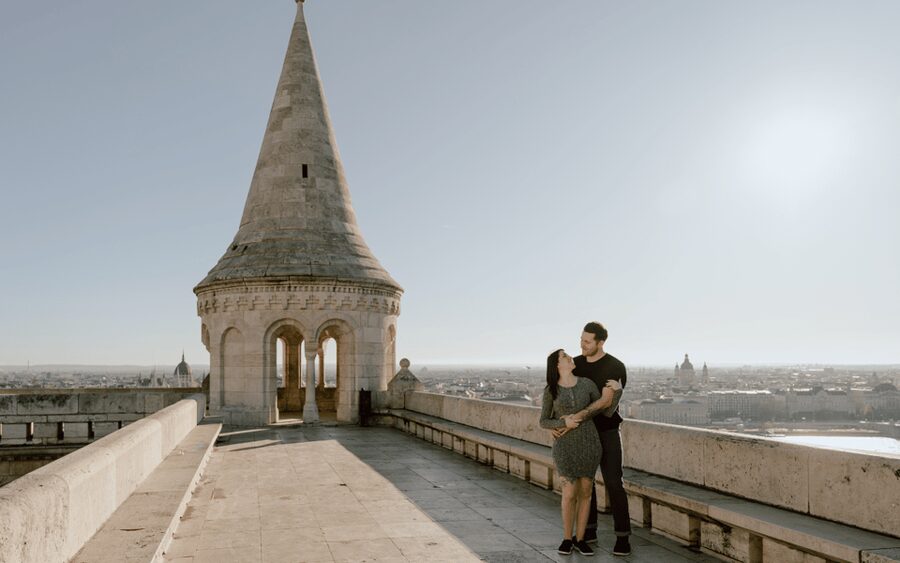 Budapest: romantic photoshoot at Buda's iconic sightseeings - Digital photos that arrive quickly: 40 edited images in 2–5 days