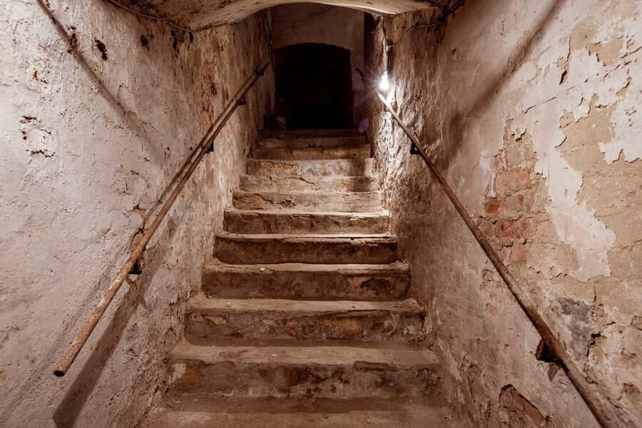 Budapest: Secrets of the Old Town of Buda Guided Walk - Entering De la Motte–B.-Palace: Baroque rooms, herb loft, and a WWII cellar