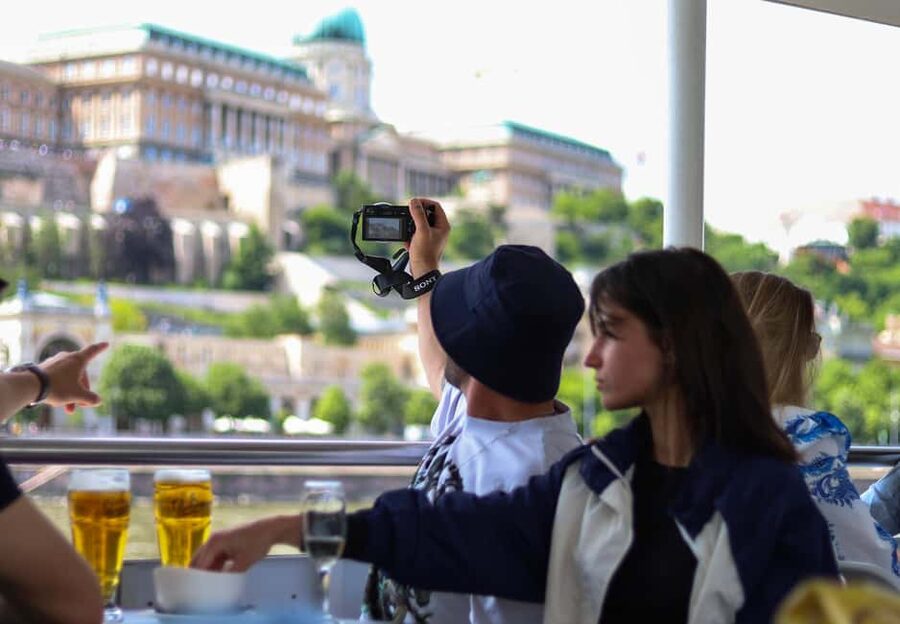 Budapest Sightseeing Cruise with Welcome Drink - App-Based Audio Commentary: How to Not Miss the Info
