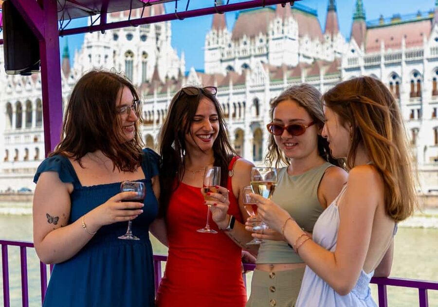 Budapest Sightseeing Cruise with Welcome Drink - Upper Deck Strategy: How to Get the Best Photos in Real Life