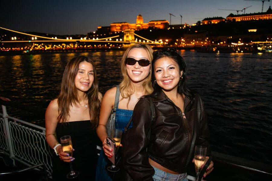 Budapest: Sightseeing River Cruise with Unlimited Cocktails - The Ultimate Budapest App Audio Guide (How to Use It)