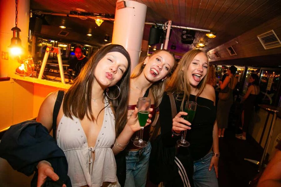 Budapest: Sightseeing River Cruise with Unlimited Cocktails - Drinks and Atmosphere: Unlimited Prosecco With a Few Real-World Notes
