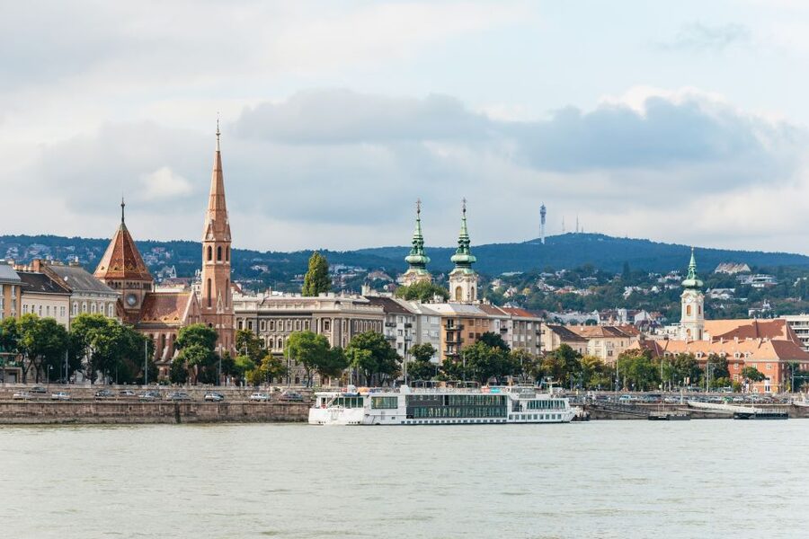 Budapest: Sunset Cocktail Cruise - Timing and photo strategy: how to catch the lights without rushing