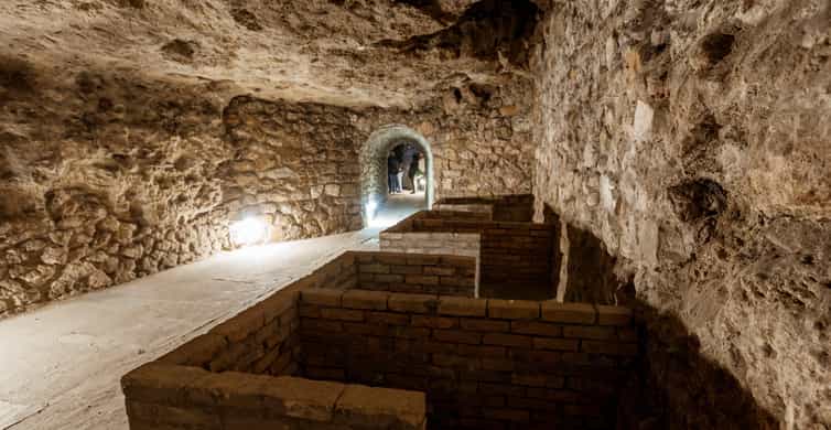 Budapest: The WWII Siege of Buda Castle & Bomb Shelter Tour - Úri Street to Lovas Way: how Castle Hill sets the WWII stage