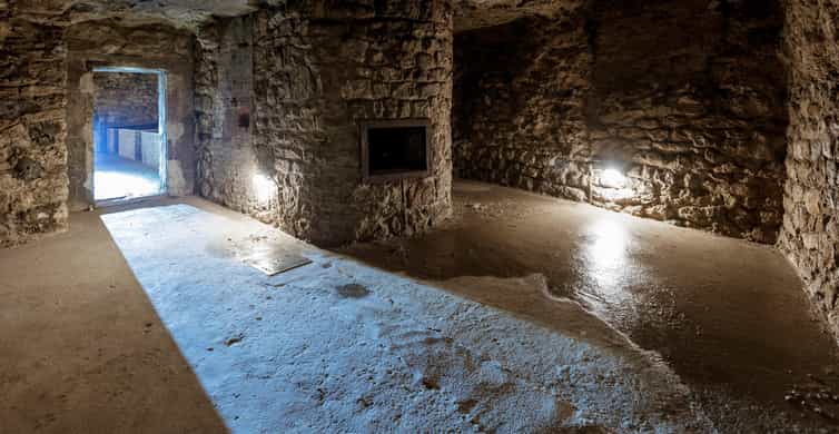 Budapest: The WWII Siege of Buda Castle & Bomb Shelter Tour - Budai Vár-barlang: walking through the cave system and WWII bomb shelter
