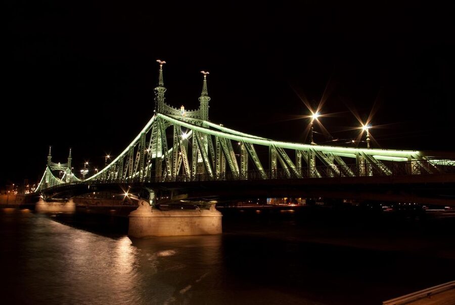 Budapest: Unlimited Prosecco and Wine Sightseeing Cruise - Where you board near Elisabeth Bridge (Dock 11)