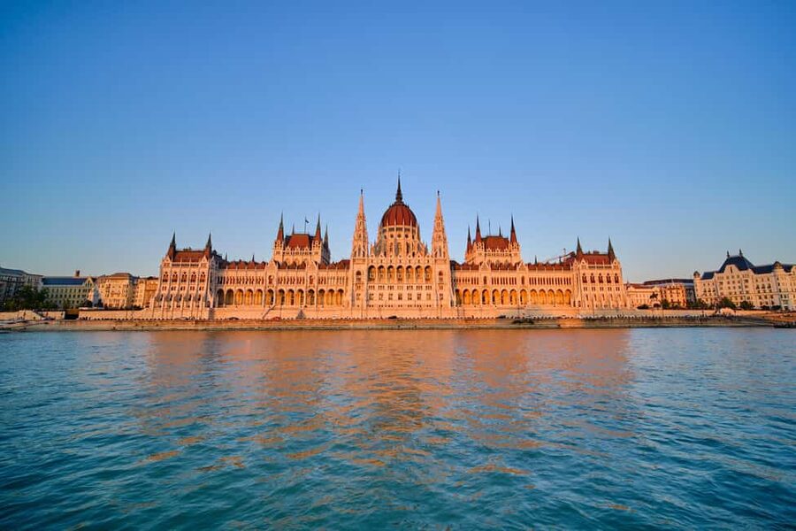 Budapest: Unlimited Prosecco & Aperitivo Sightseeing Cruise - Parliament Building viewing time: the big-photo moment