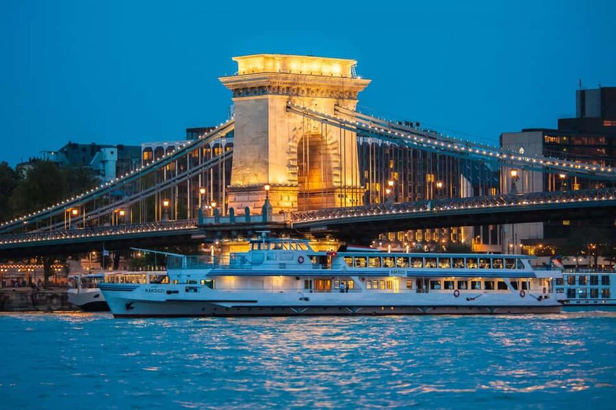 Budapest: Unlimited Prosecco & Aperitivo Sightseeing Cruise - Getting on board in Budapest: start points and why timing matters