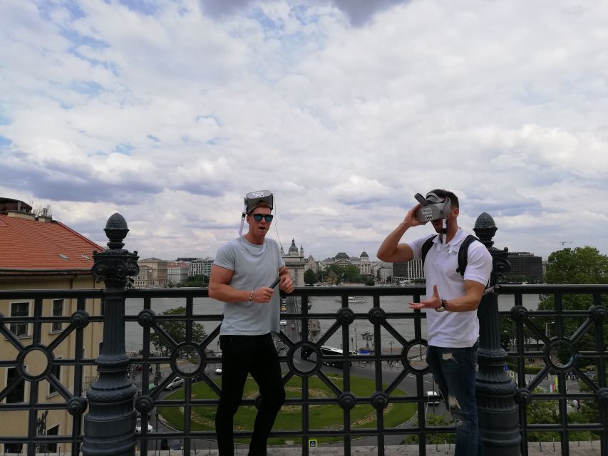 Budapest: Virtual Reality Tour in 8 Languages - From Chain Bridge to the Castle District: Where the Story Begins