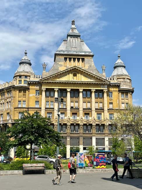 Budapest: Walking Tour with Chimney Cake & Polaroid Photos - Starting in Szimpla Kert with chimney cake and quick orientation