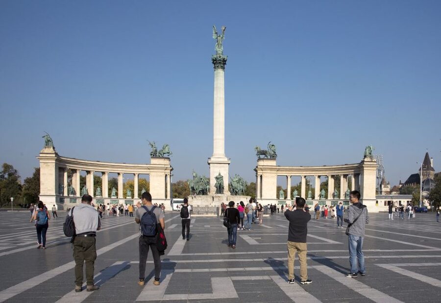 Castle District & Pest Driving Tour with Danube River Cruise - Getting There: Meeting Points and the Transfer Question
