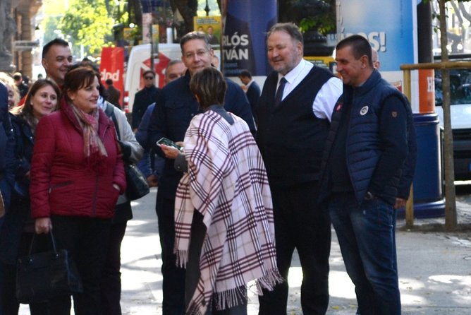 Castle district walk with legends - Starting at Szent György tér: getting your bearings fast