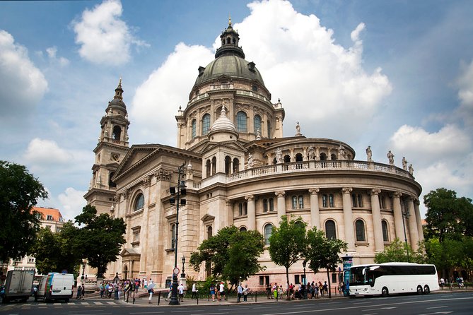 Classic Walk in Budapest Historical Center - St. Stephen’s Basilica: big scale, symbolism, and a quick story