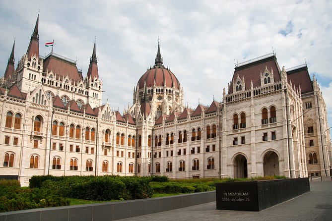 Classic Walk in Budapest Historical Center - Szabadság tér: monuments that explain the 20th century fast